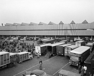 851570 Afbeelding van geparkeerde veetransportwagens bij de schapen- en kalverenmarkt op het veemarktterrein bij de ...